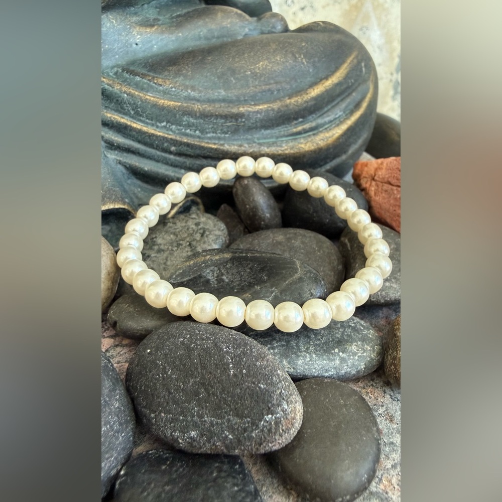 Women’s new pearl bead stretch bracelet  New with tag in packaging.